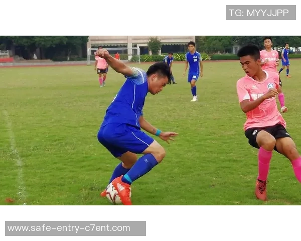 时尚与运动完美结合的漂亮足球服让你在赛场上尽显风采